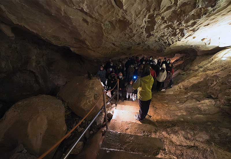 Visita y explicación de la cueva de las Güixas